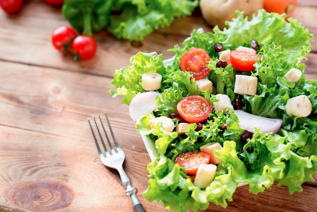 Mescolare insalata e sano. Verdure biologiche fresche per cucinare alimenti dietetici.