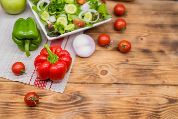 Mescolare insalata e sano. Verdure biologiche fresche per la cottura di alimenti dietetici.