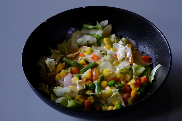 mescolare insalata, lattuga fresca, mais dolce, piselli, carote, cetrioli e salsa di maionese. insalata di giardino.