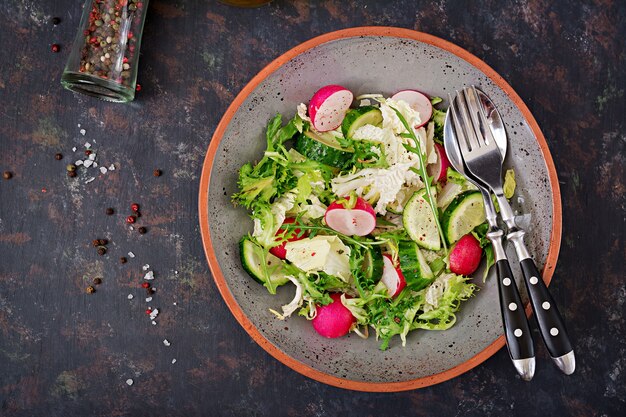 Mescolare l&#39;insalata con verdure fresche e erbe verdi. Menu dietetico