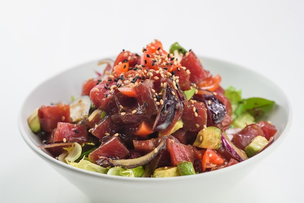 Mescolare l&#39;insalata di sashimi con salmone, pomodoro, avocado e tonno.