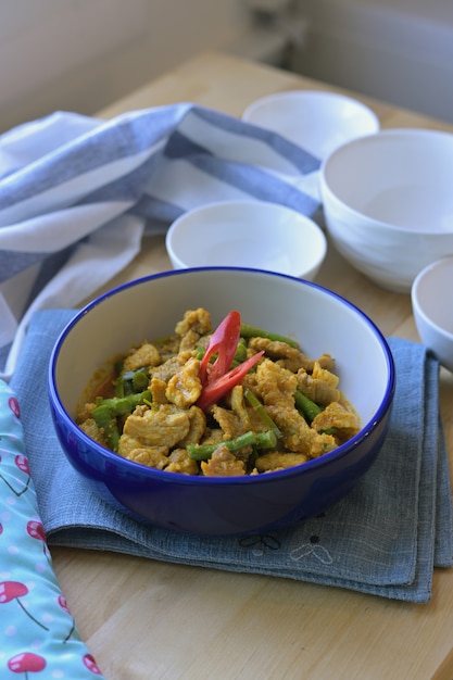 Mescolare la carne di maiale fritta con pasta di curry e fagiolo lungo