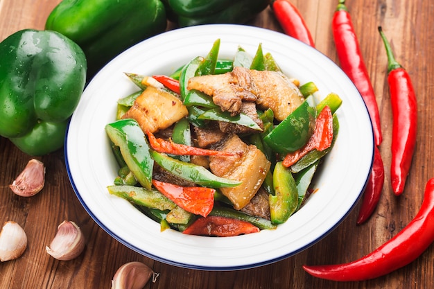 Mescolare la carne di maiale fritta con peperone verde