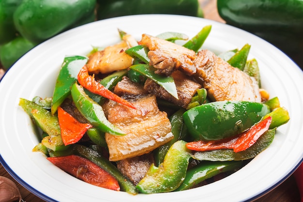 Mescolare la carne di maiale fritta con peperone verde