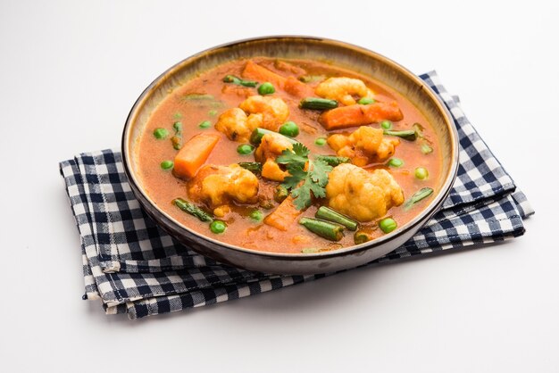 Mescolare la ricetta del sugo di verdure in una ciotola, ricetta vegetariana in stile ristorante indiano servita con Chapati