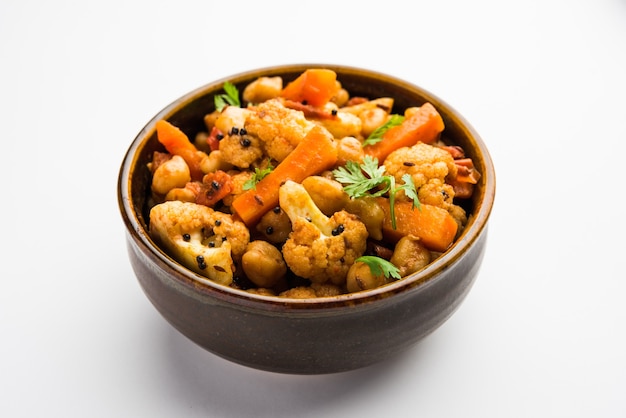 Mescolare la ricetta vegetariana secca in una ciotola, ricetta vegetariana in stile ristorante indiano servita con Chapati