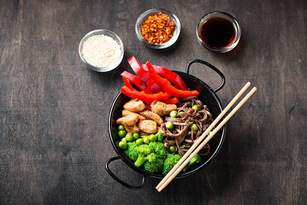 Mescolare la soba con carne e verdure