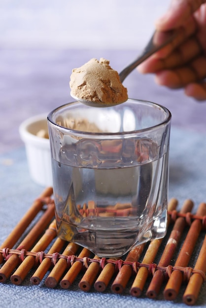 Mescolare le scaglie di lievito di birra in un bicchiere d'acqua