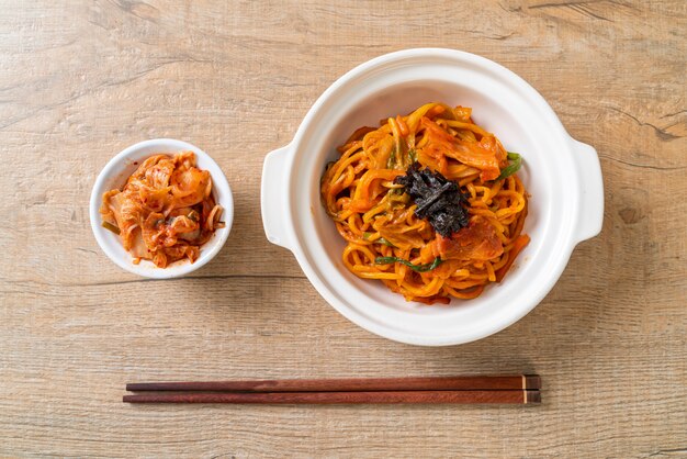 mescolare le tagliatelle fritte con salsa piccante coreana e verdure