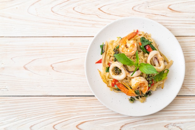 mescolare le tagliatelle piccanti fritte con frutti di mare