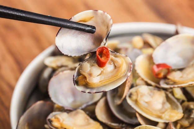 Mescolare le vongole fritte con pasta di peperoncino arrosto