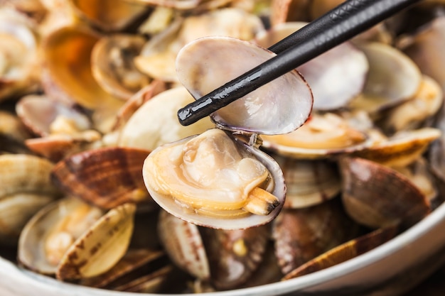 Mescolare le vongole fritte con pasta di peperoncino arrosto