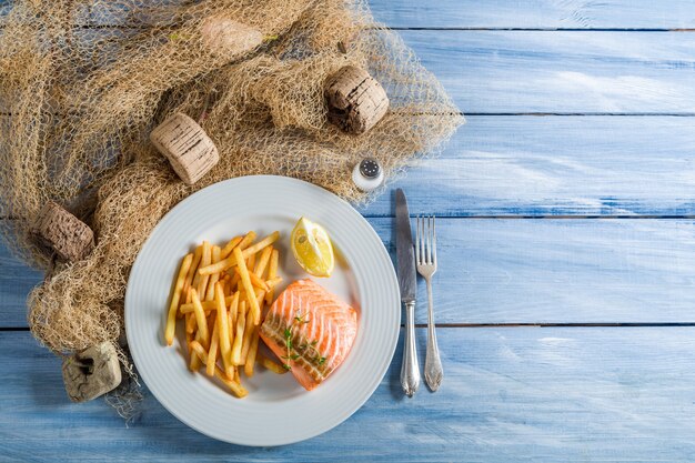 mescolare pesce fritto con patatine fritte