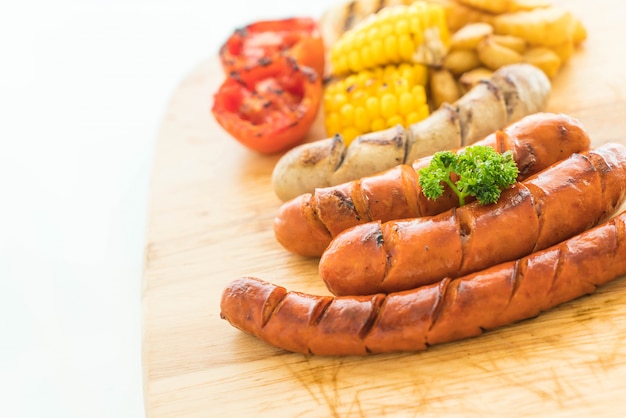 mescolare salsiccia alla griglia con verdure e patatine fritte