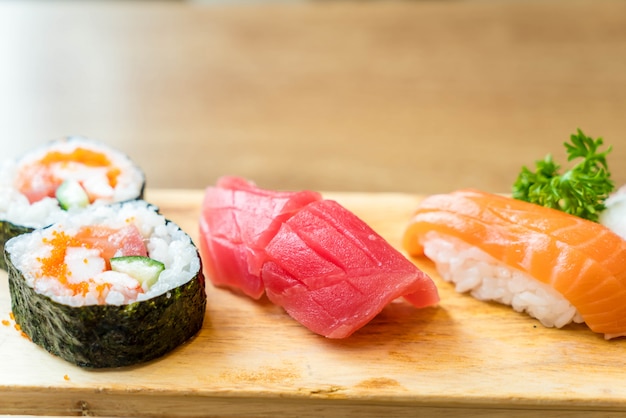 mescolare set sushi crudo