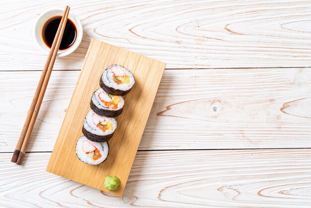 mescolare sushi maki roll