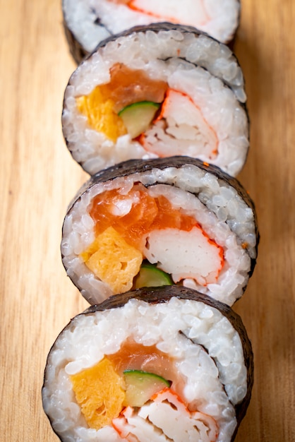 mescolare sushi maki roll