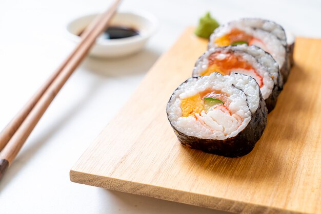 mescolare sushi maki roll