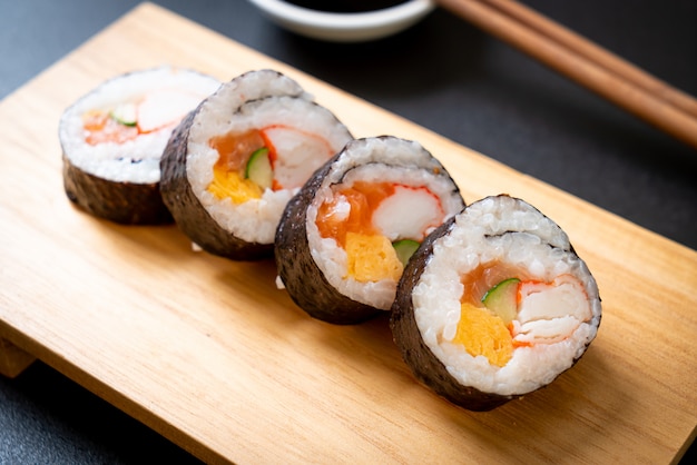 mescolare sushi maki roll