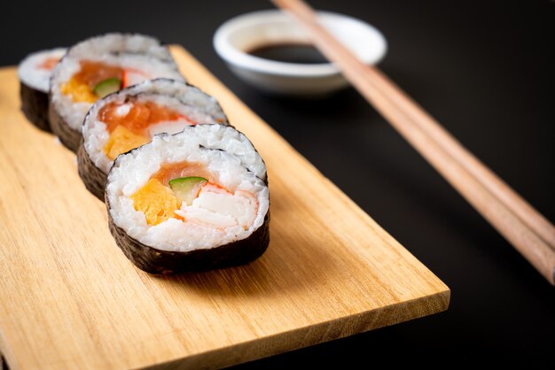 mescolare sushi maki roll