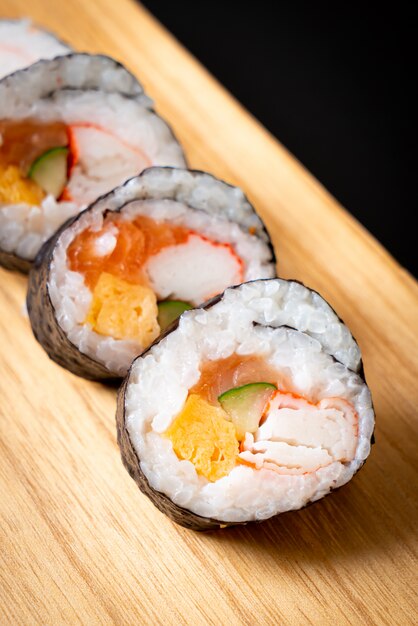 mescolare sushi maki roll