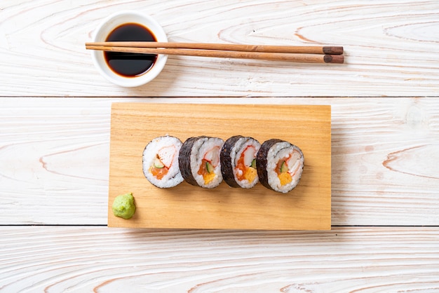 mescolare sushi maki roll