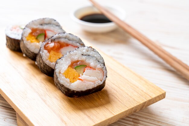 mescolare sushi maki roll