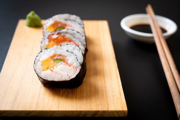 mescolare sushi maki roll