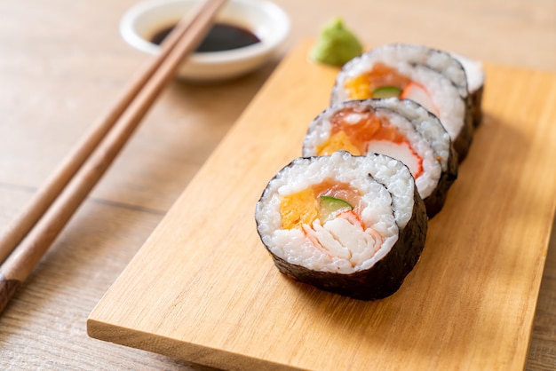 mescolare sushi maki roll