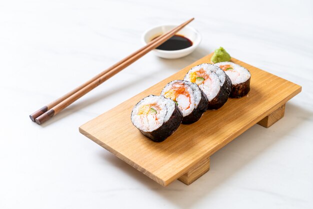 mescolare sushi maki roll