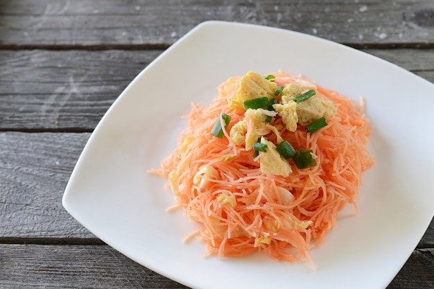 mescolare tagliatelle rosa tailandese fritte.