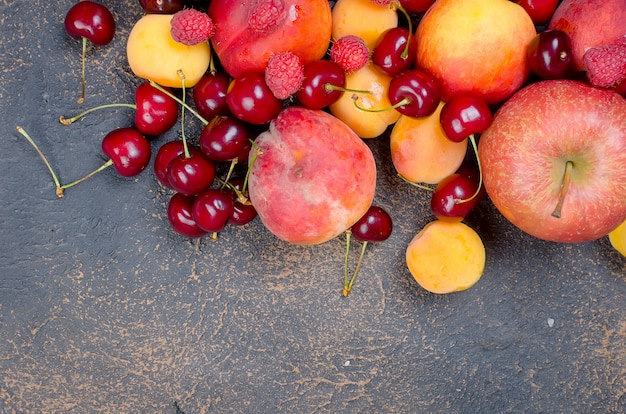 mescolato molti diversi frutti di stagione