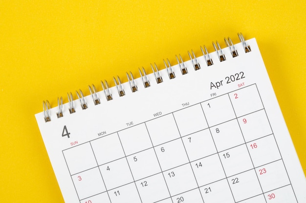 Mese di aprile, scrivania del calendario 2022 per l'organizzatore per la pianificazione e il promemoria su sfondo giallo.