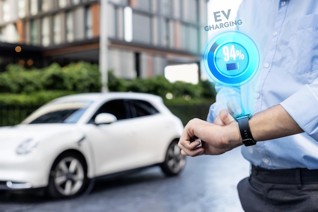 Messa a fuoco che controlla l'orologio ologramma indossabile progressivo sullo stato della batteria dell'auto EV