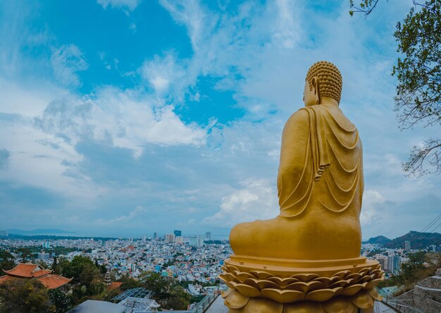 Messa a fuoco La mano della statua del Buddha d'oro che tiene il loto al monastero di Chon Khong