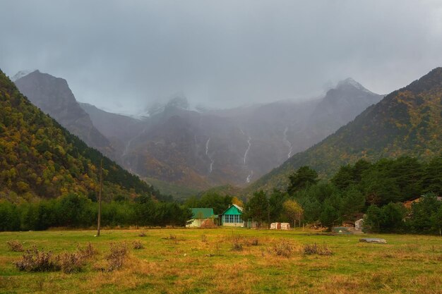 Messa a fuoco morbida Vista spettacolare di un fantastico villaggio di montagna nell'Ossezia settentrionale Incredibile scenario dell'altopiano con bellissime colline e rocce piovose glaciali Digoria Montagne del Caucaso
