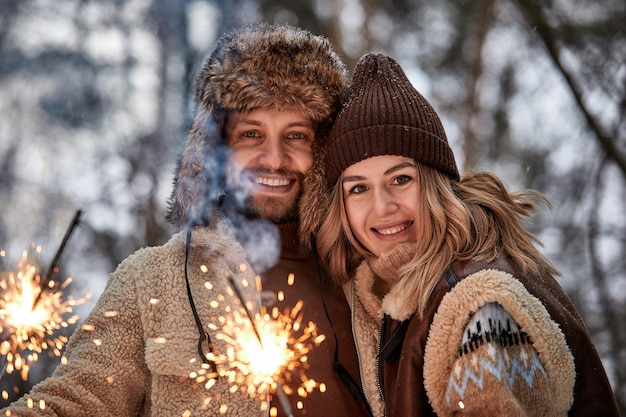 Messa a fuoco selettiva Coppia storia d'amore nella foresta di neve Baciare e tenere le stelle filanti Coppia in inverno Natura Coppia festeggiare San Valentino data