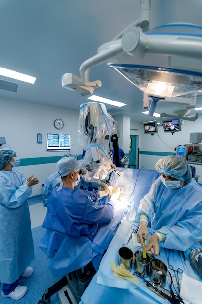 Messa a fuoco selettiva dall'alto sull'operazione di neurochirurgia sul cervello. Moderna attrezzatura robotica in clinica.