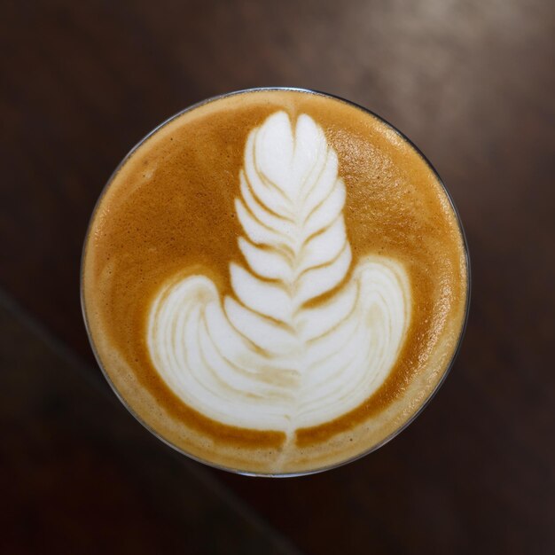 Messa a fuoco selettiva del latte della tazza di caffè di vista superiore