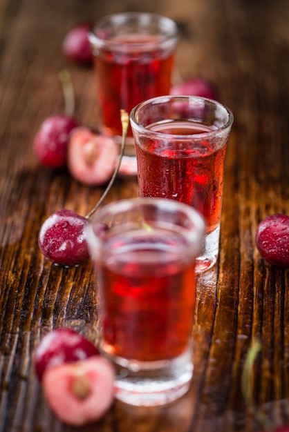 Messa a fuoco selettiva del liquore alla ciliegia