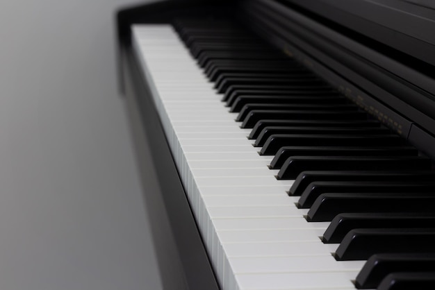 Messa a fuoco selettiva del primo piano del pianoforte