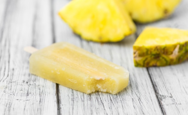 Messa a fuoco selettiva di ghiaccioli di ananas fatti in casa