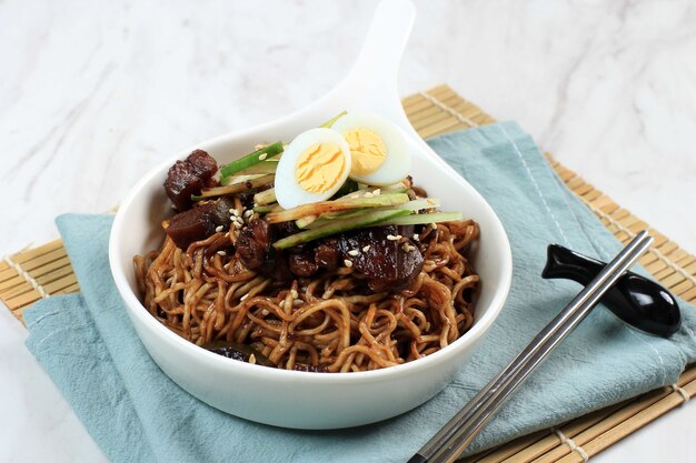 Messa a fuoco selettiva Jajangmyeon o JJajangmyeon è un noddle coreano con immagine orizzontale in salsa nera