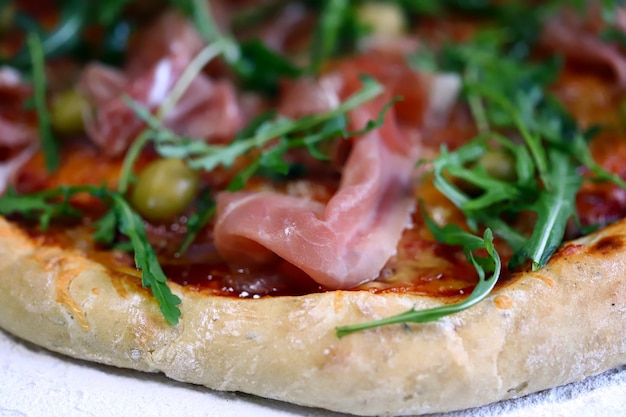 Messa a fuoco selettiva Pizza jamon e rucola Pizza italiana