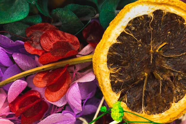 Messa a fuoco selettiva su una foto del primo piano dei petali secchi di fiori secchi