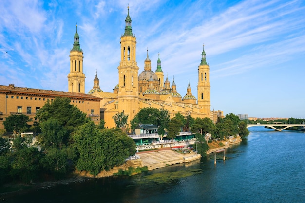 Messa a fuoco selettiva sulla Basilica di Nostra Signora del Pilar nella città di Saragozza Aragona in Spagna