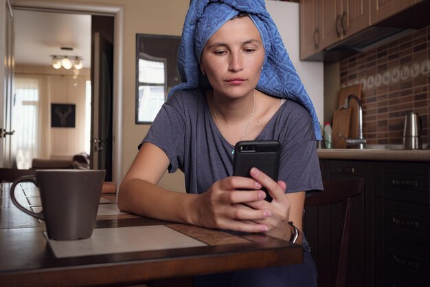 Messaggi di testo della donna sul telefono cellulare a casa