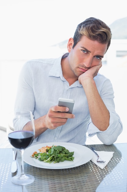 Messaggi di testo uomo al tavolo del cibo