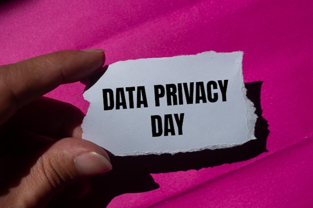 Messaggio del giorno della privacy dei dati scritto su un pezzo di carta strappato con uno sfondo rosa Simbolo concettuale del giorno della Privacy dei dati Copia spazio