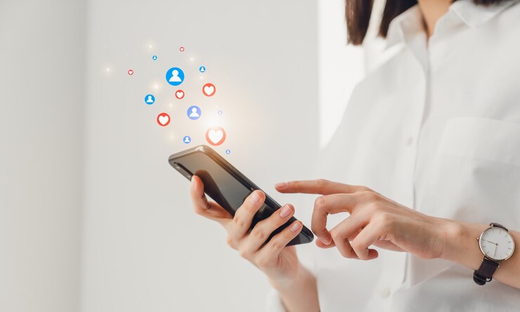 Messaggio di testo digitante della mano della donna sul sociale online e mostrando l'icona sullo schermo.
